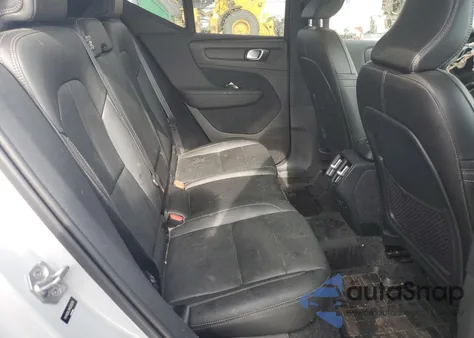 2021 Volvo Xc40 T5 Inscription z USA, uszkodzony, nr VIN YV4162UL5M2570070